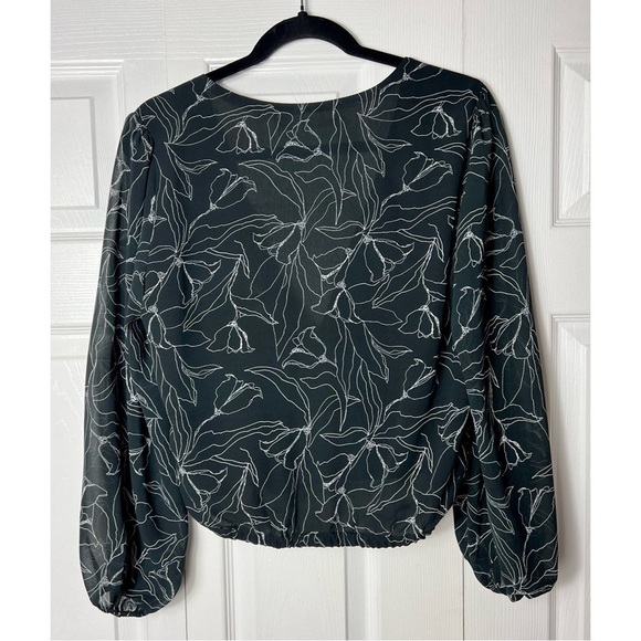 ASTR The Label Black Floral Puff Sleeve V-Neck Lightweight Blouse Size Small - Picture 5 of 5